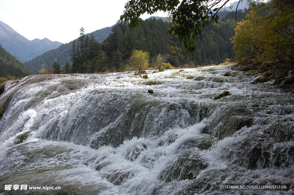 山间湍急溪流瀑布景观