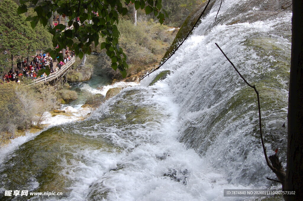 山间瀑布水流湍急