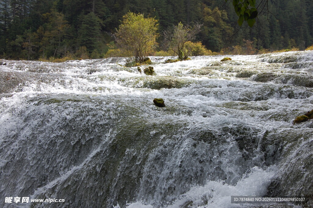 山间湍急溪流瀑布景观