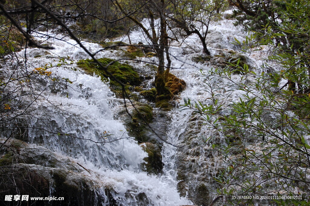 山间溪流瀑布自然美景
