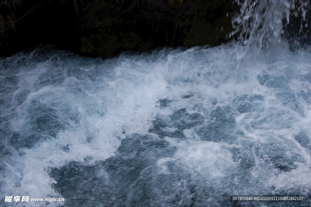 湍急水流 展现自然之美