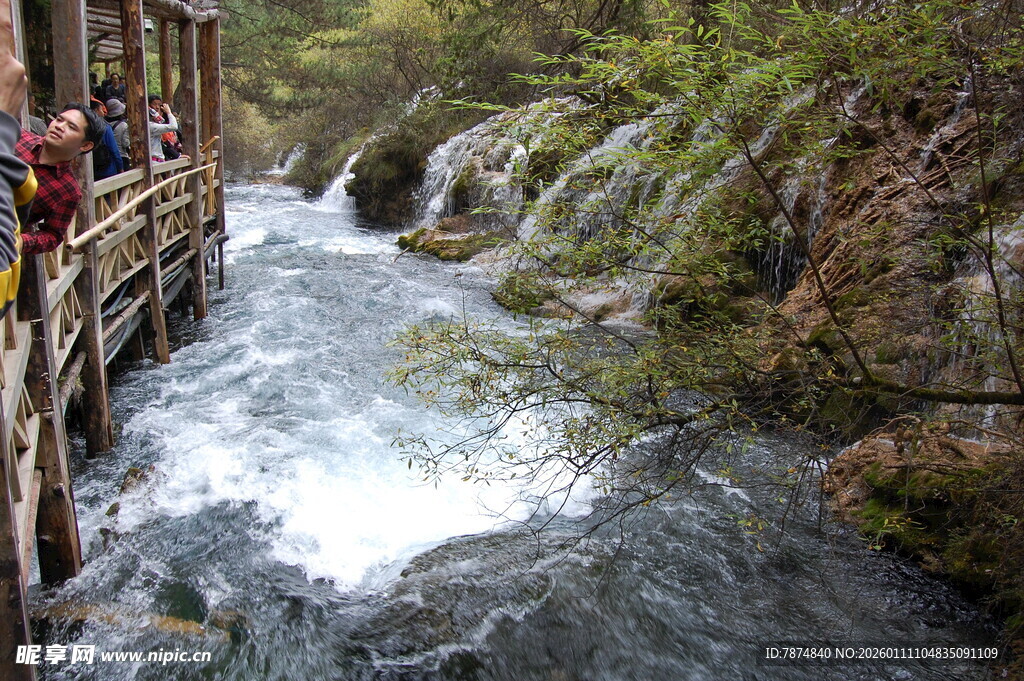 山间栈道旁的潺潺溪流