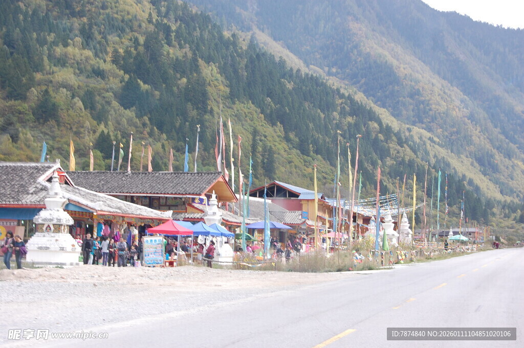 山间村落集市景象
