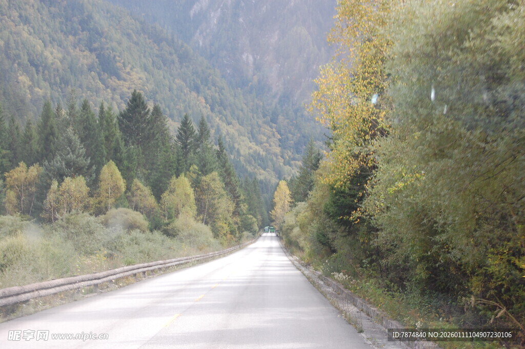 山间公路 秋色宜人