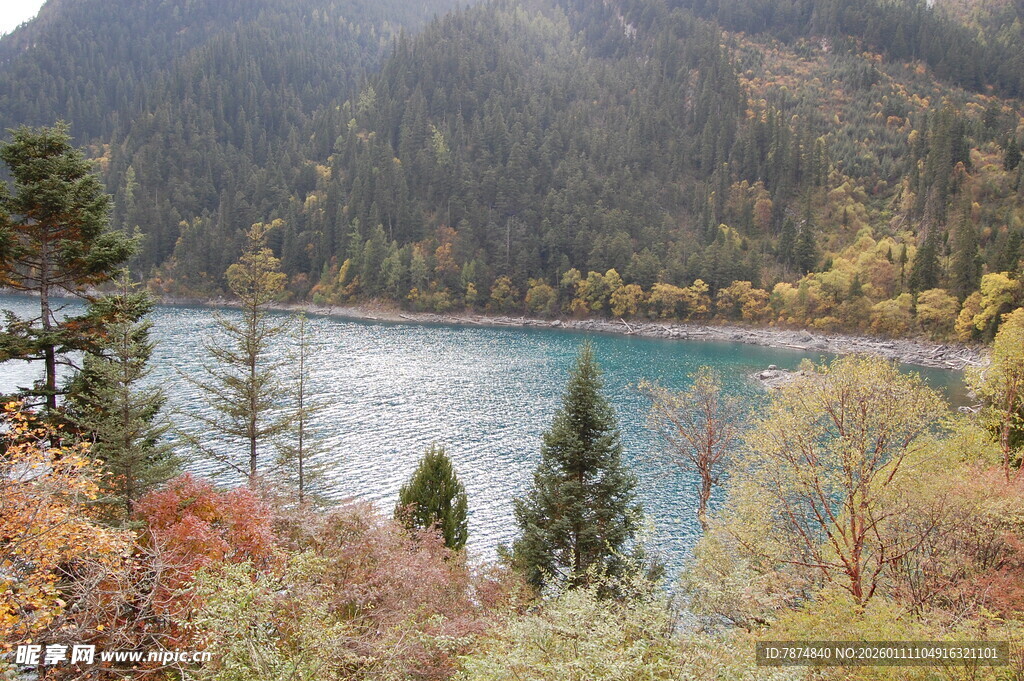 山间幽蓝湖泊秋日景致