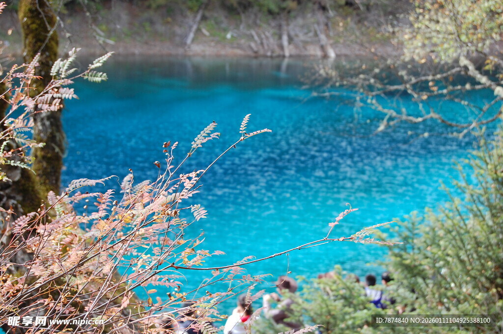 蓝湖美景引游人驻足