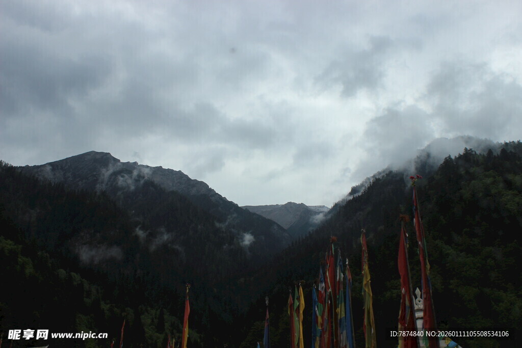 云雾缭绕的山间经幡景观