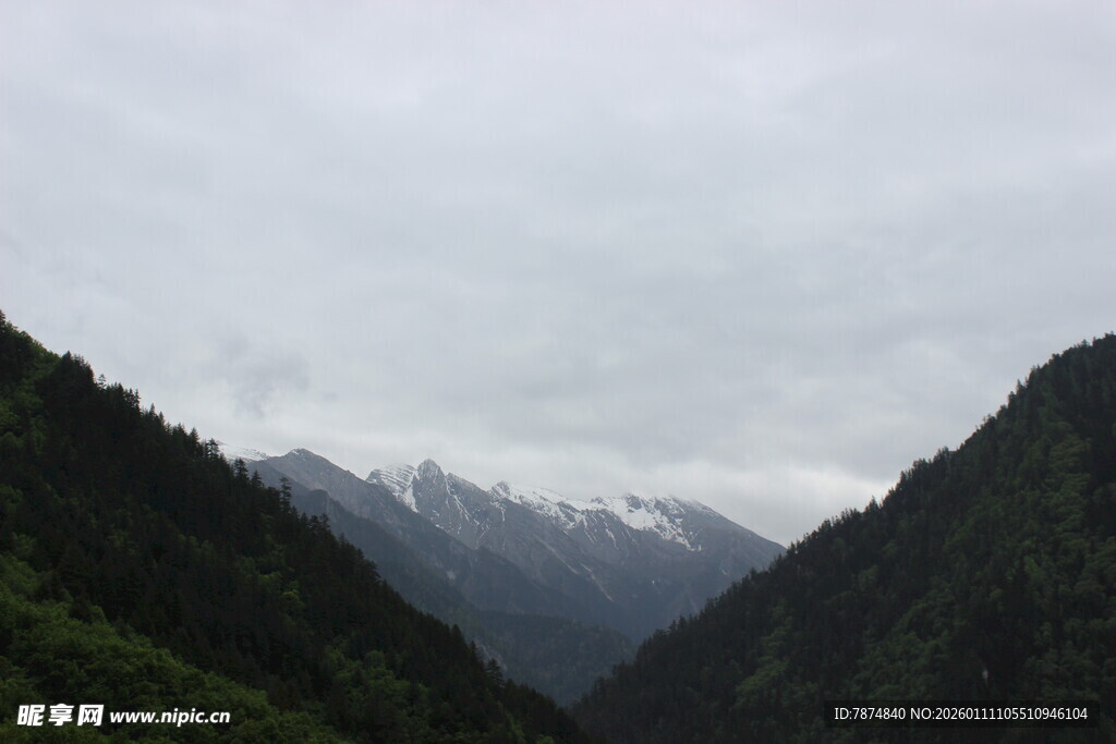 山间景致 云雾缭绕的山脉