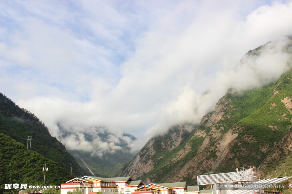 山间云雾缭绕的美丽村落