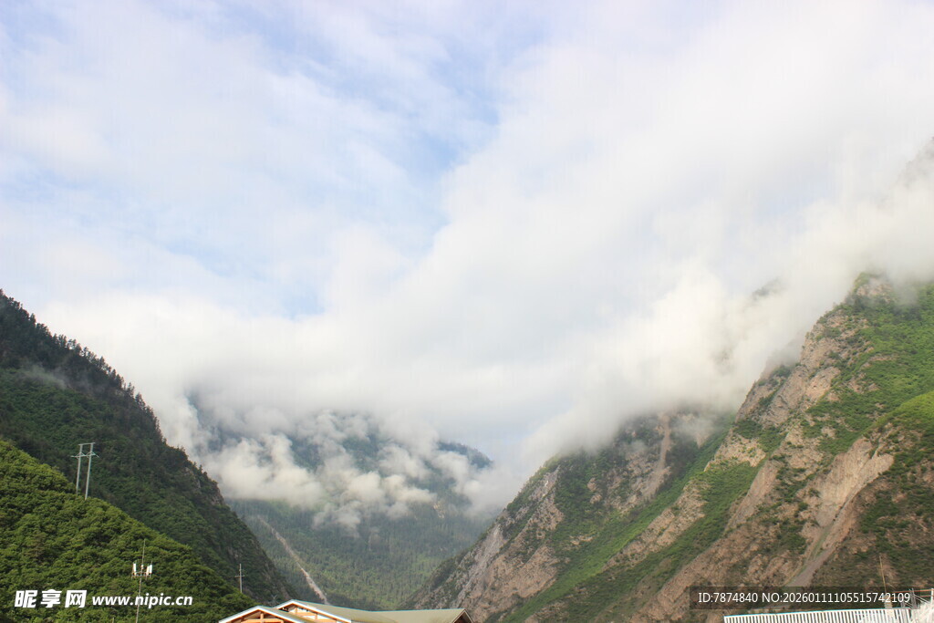 云雾缭绕的壮丽山间景色