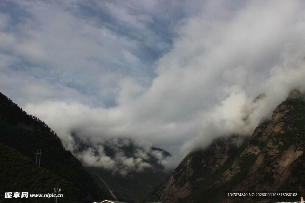 云雾缭绕的壮丽山间景色