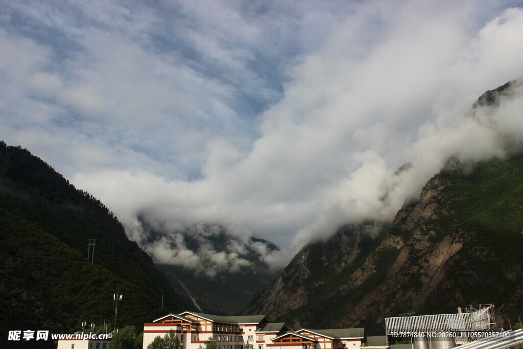 山间云雾缭绕的美丽景致