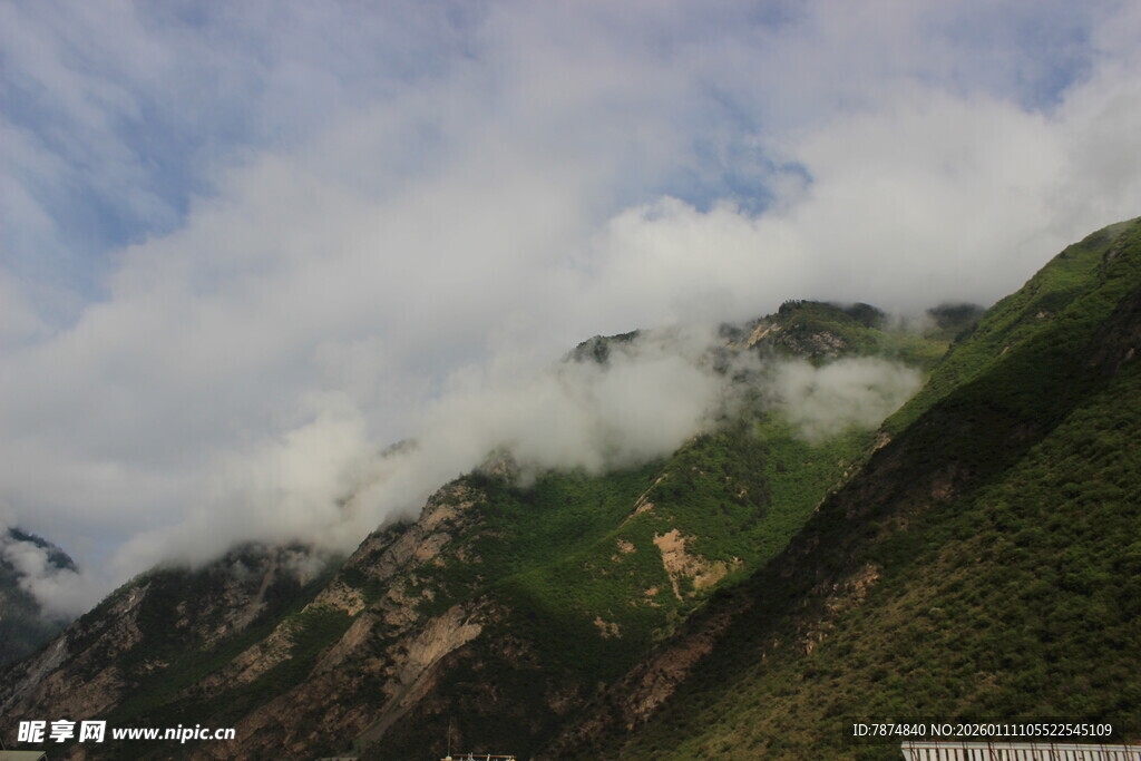 云雾缭绕的翠绿山峦