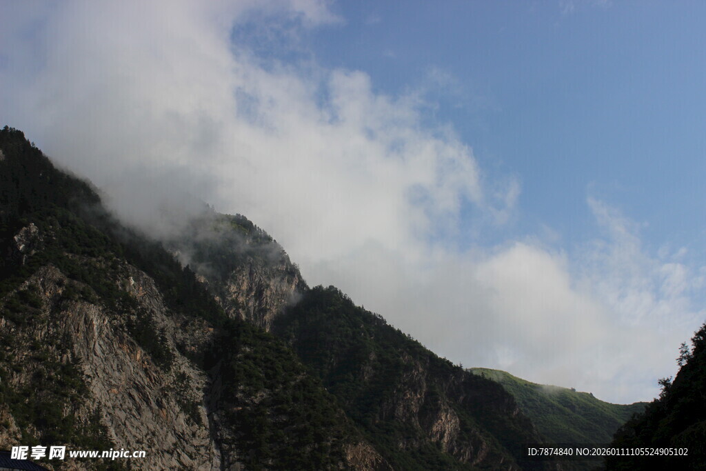 云雾缭绕的壮美山峦