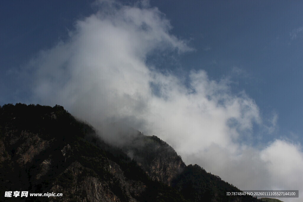 山峦云海间的壮丽景致