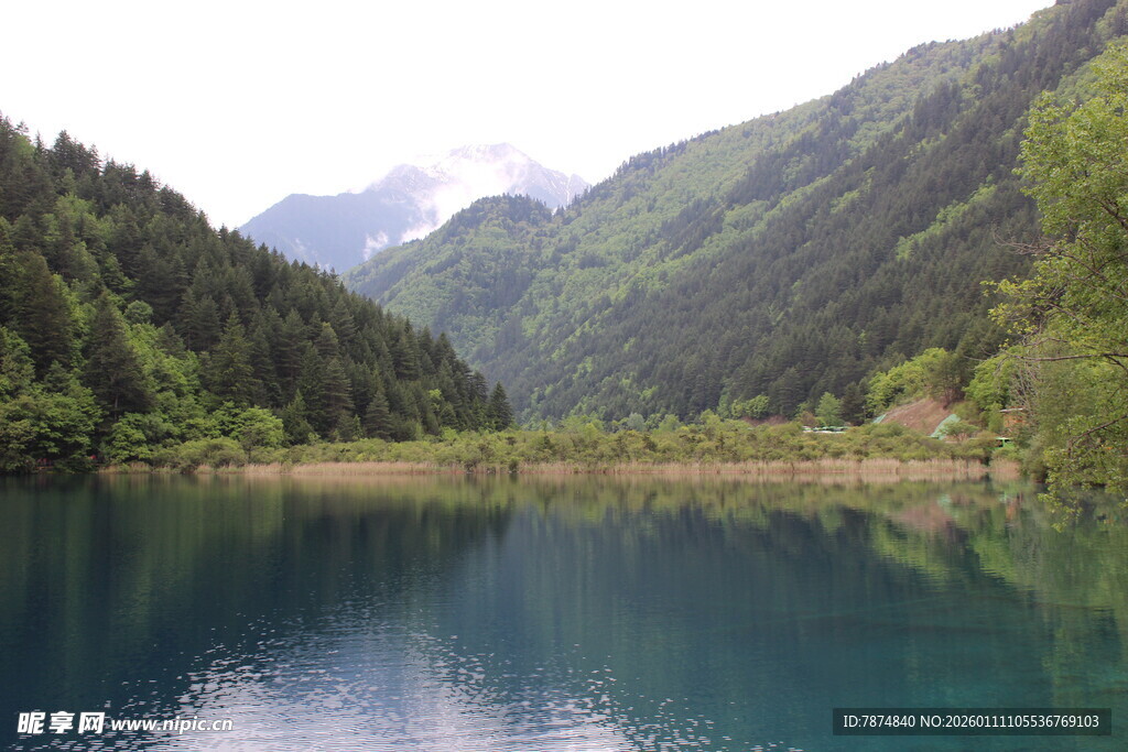 山间幽蓝湖泊美景