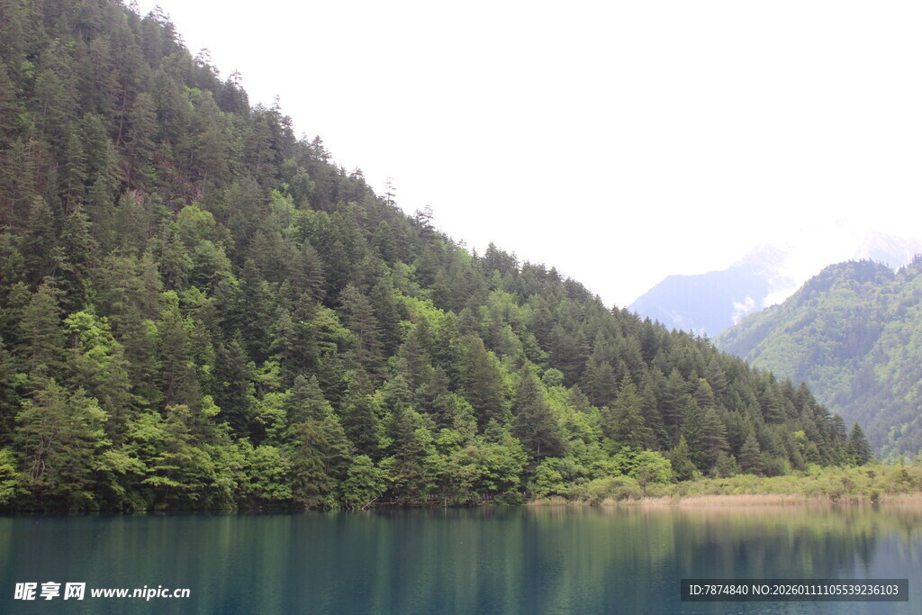 青山环抱的静谧湖水
