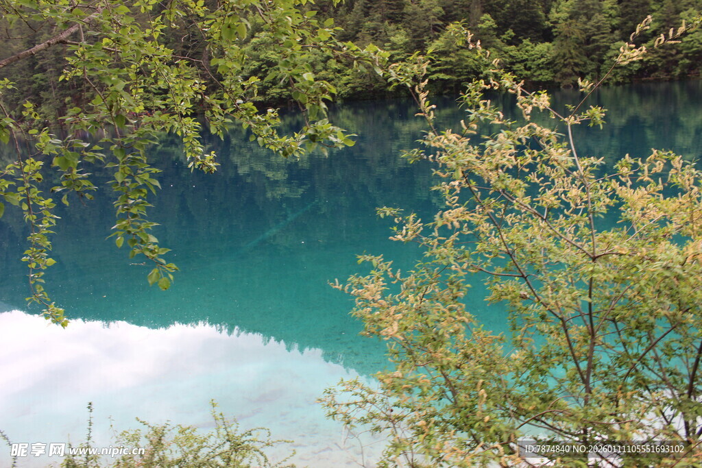 青山环抱的澄澈蓝湖