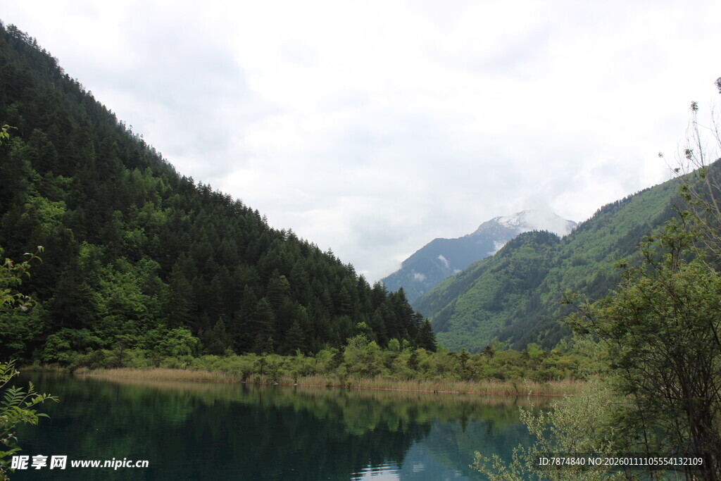 山间幽湖 尽显自然之美