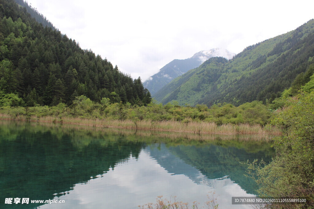 山间碧绿湖泊美景