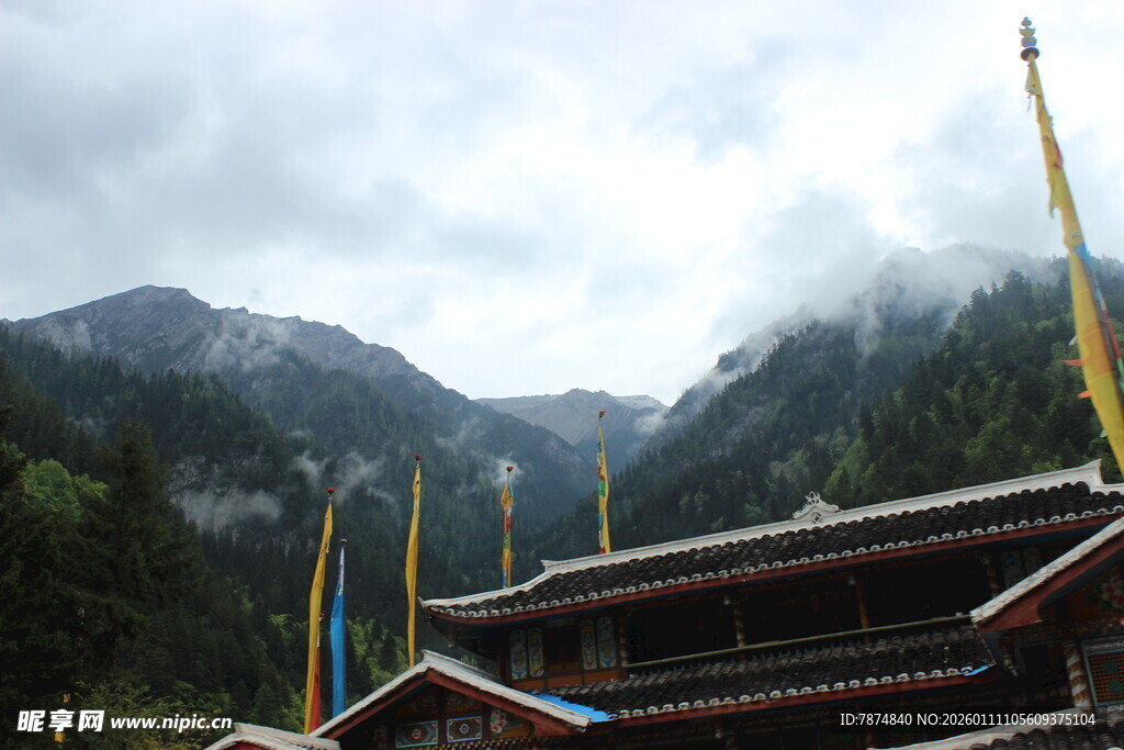 山间藏式建筑云雾缭绕