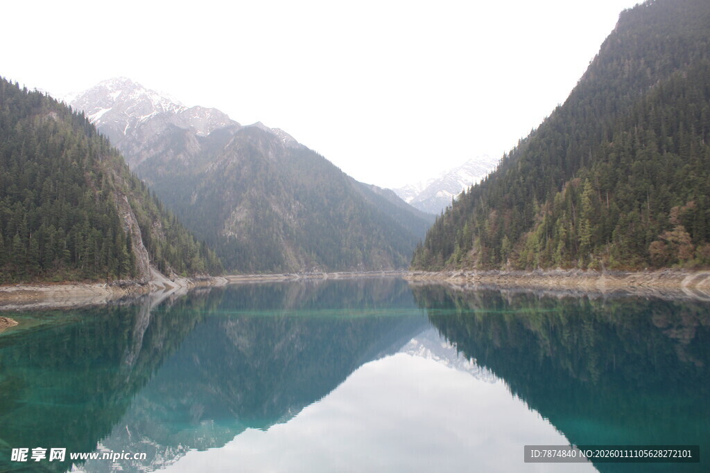 静谧山水间的澄澈湖景
