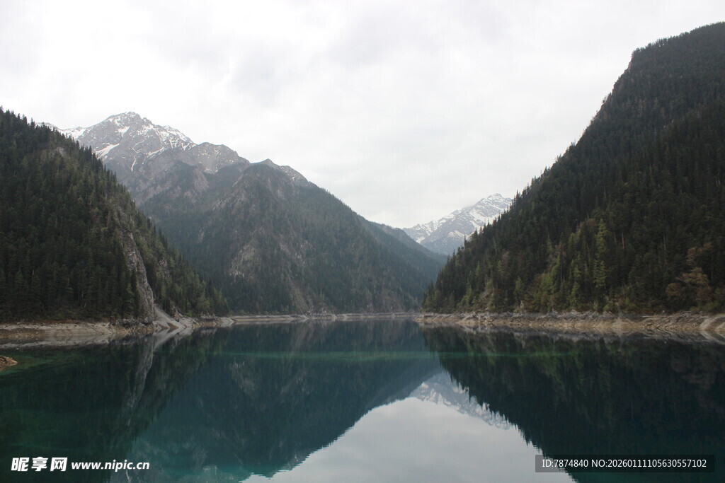高山湖泊的静谧美景