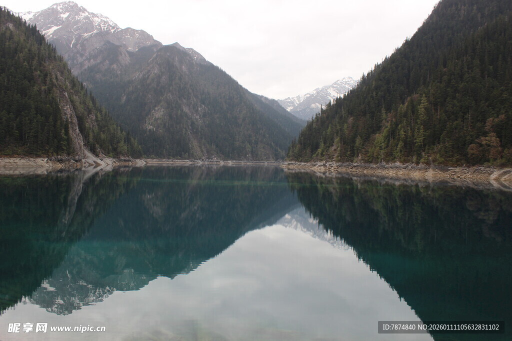 宁静高山湖泊美景