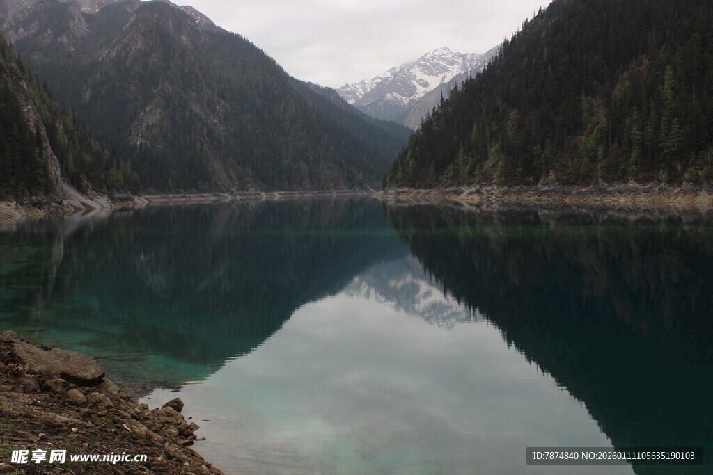 静谧山水间的澄澈湖泊