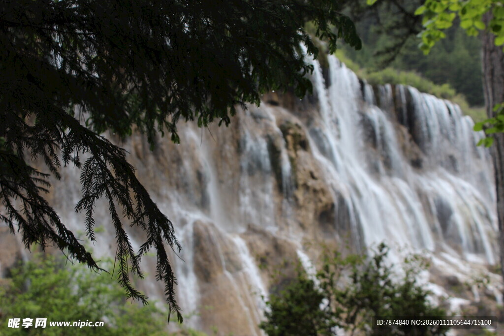 壮观瀑布 山林间的自然美景