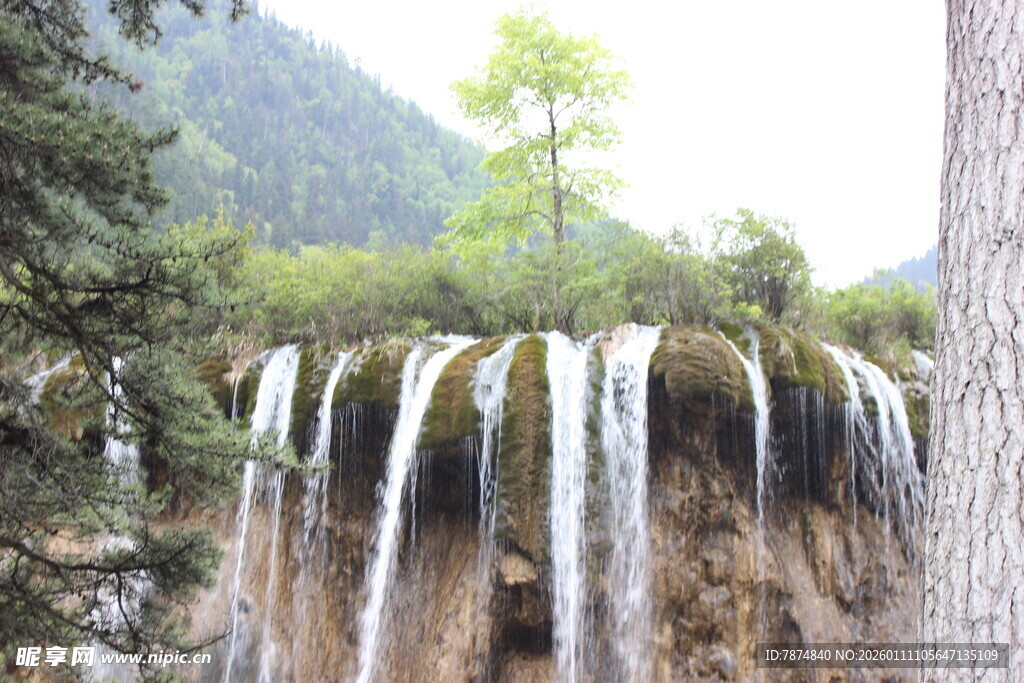 壮观瀑布景观 山林环绕