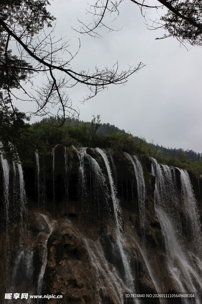山间壮观瀑布景观