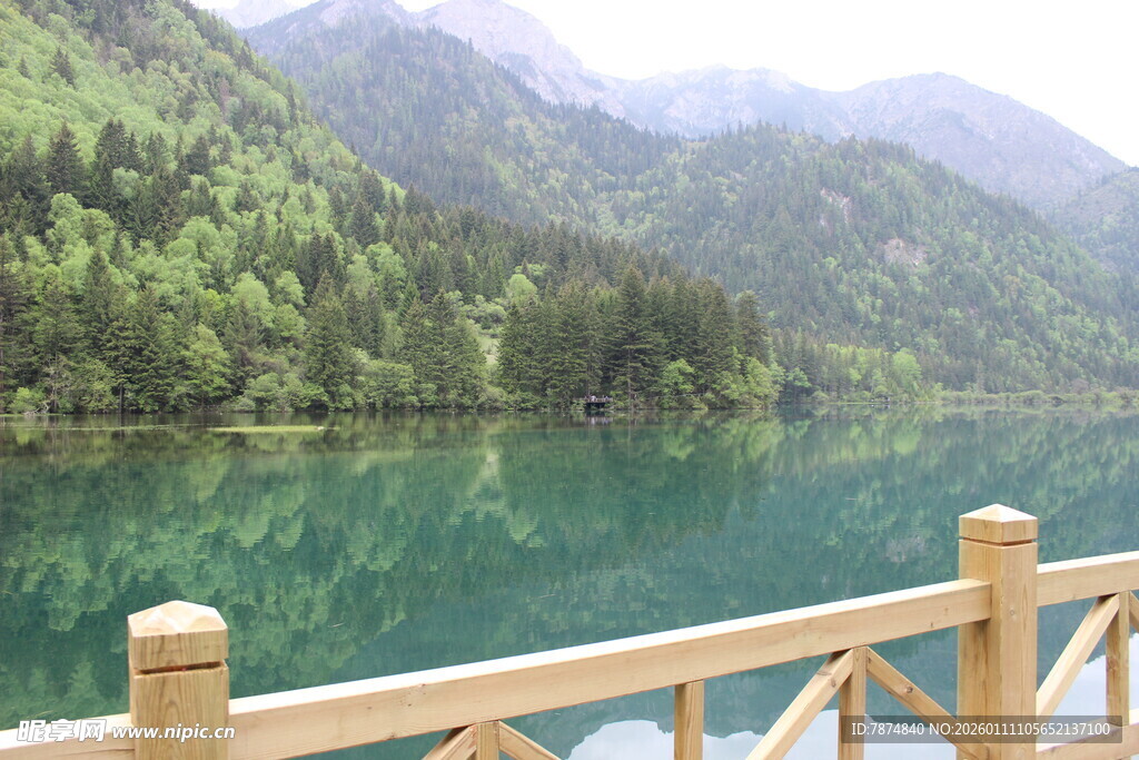 湖畔木栏赏青山绿水