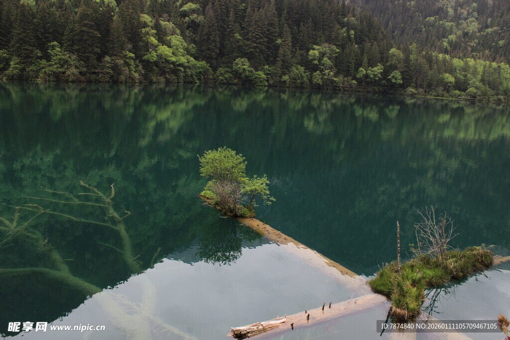 清澈幽蓝的山间静谧湖水