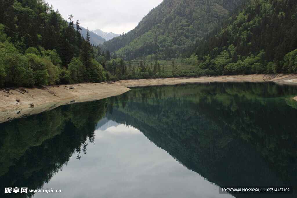 山间静谧湖水风景如画