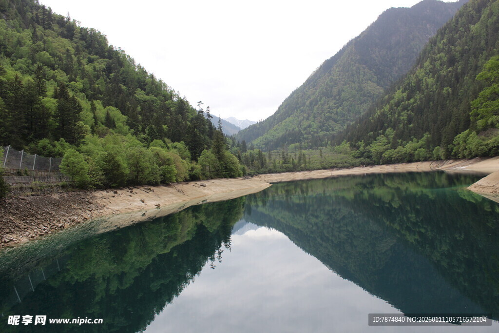 山间静谧湖水 绿意环绕