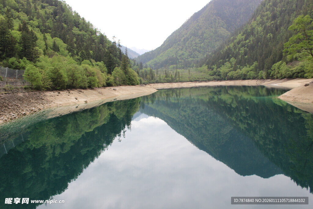 山间碧绿湖水静谧美景