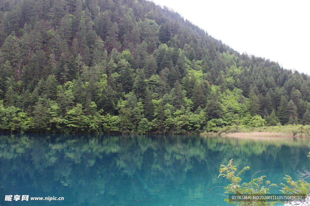 青山环抱的幽蓝湖泊