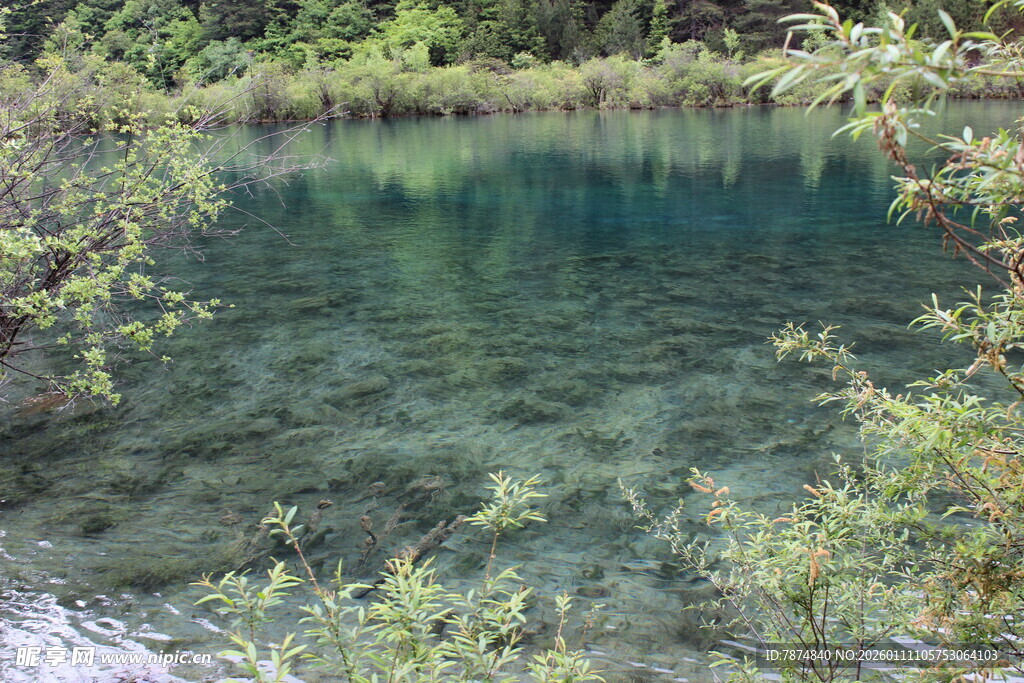 清澈幽蓝的山间静谧湖水