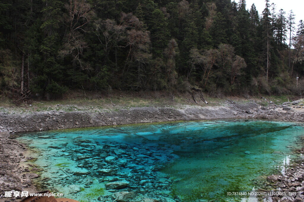 山间碧湖 澄澈如镜
