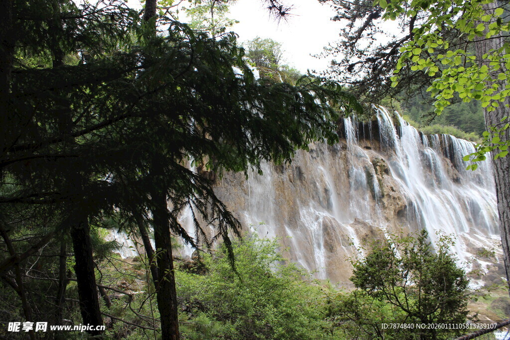 山林间的壮观瀑布景观