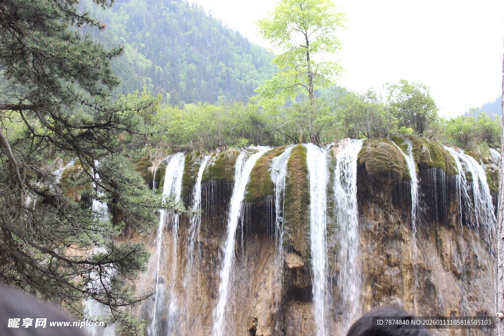 山间壮丽瀑布景观