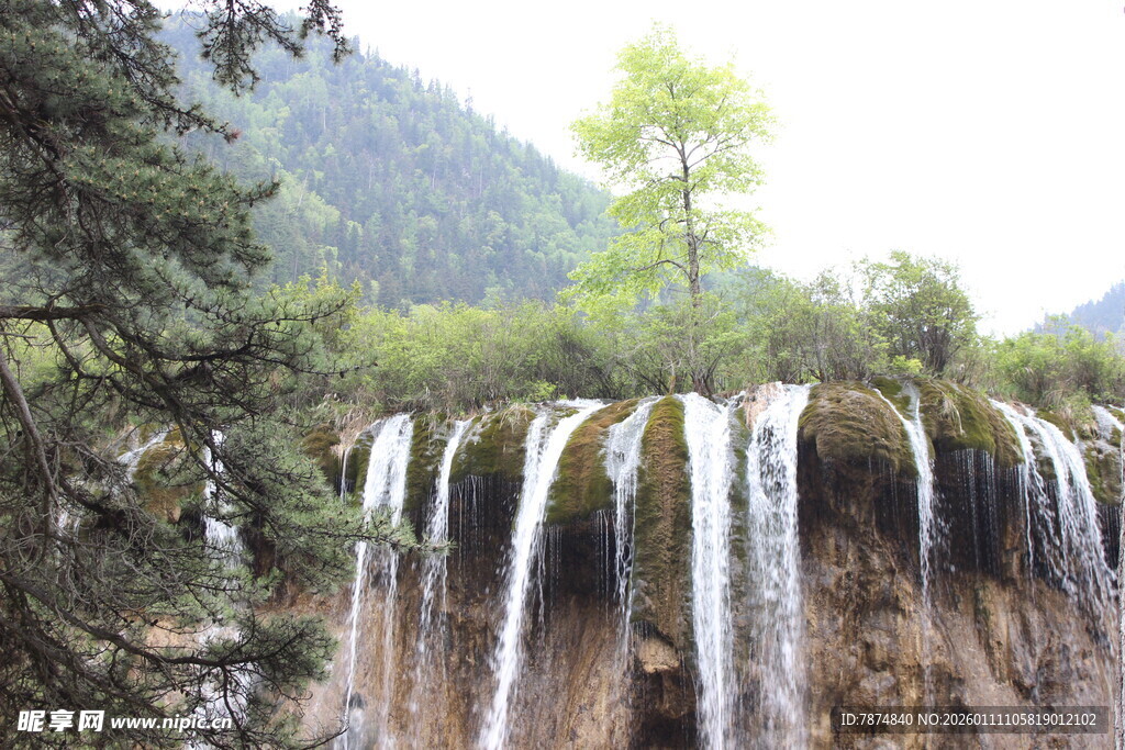 山间瀑布美景 绿树相伴