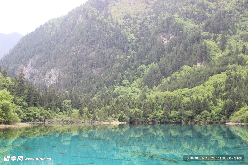 青山绿水间的澄澈蓝湖