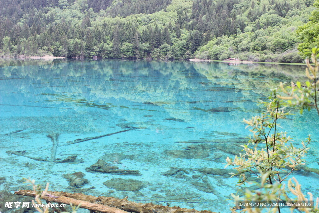 梦幻蓝湖 山林环绕之景