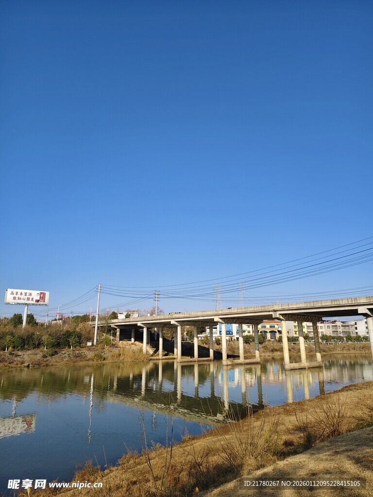 河畔桥梁与蓝天美景