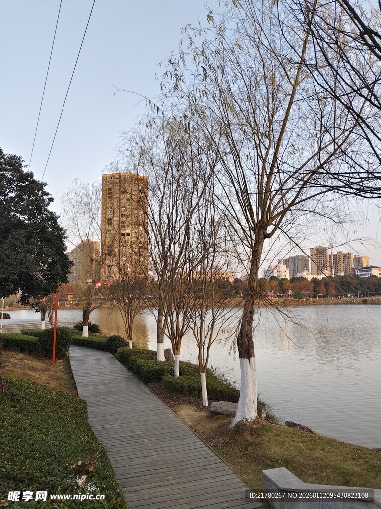 湖畔冬日步道景观