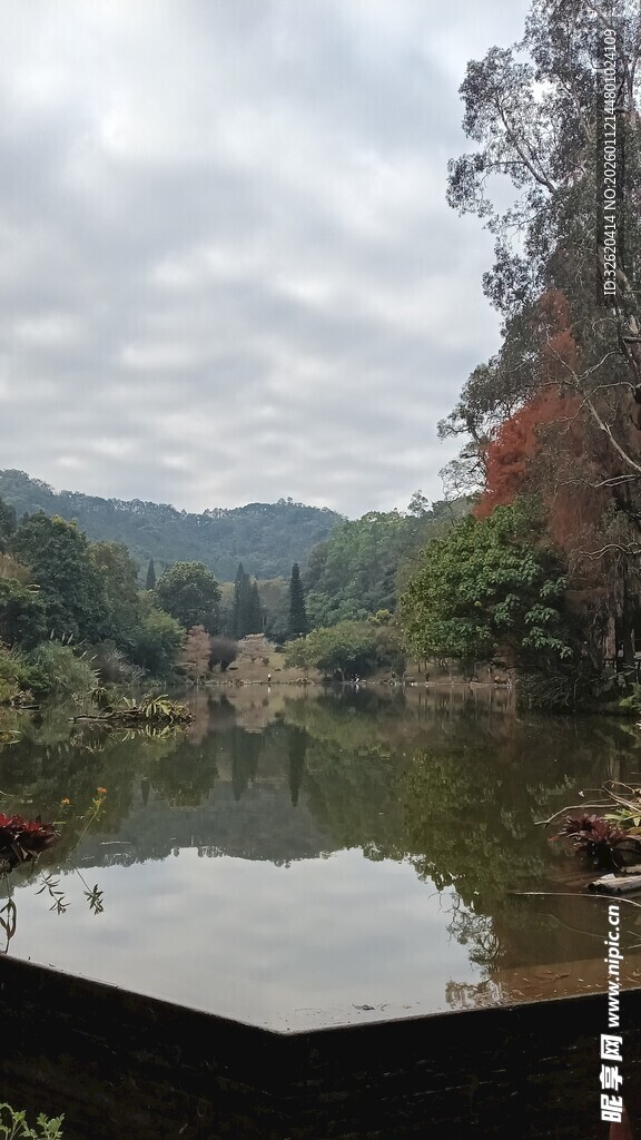 山间静谧湖水风景图