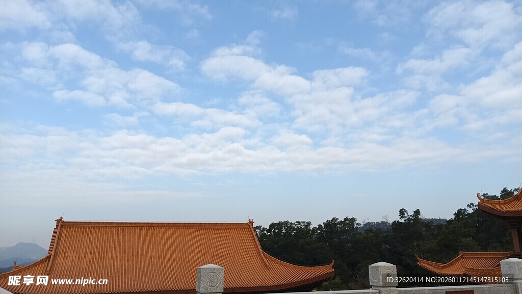 中式屋顶与蓝天白云美景