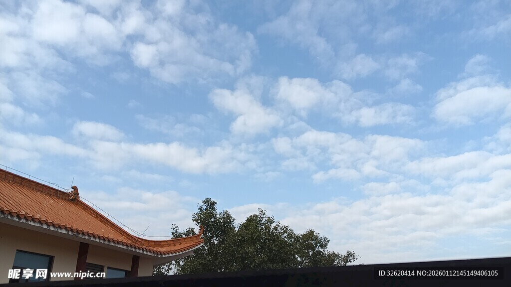 中式屋顶与蓝天白云